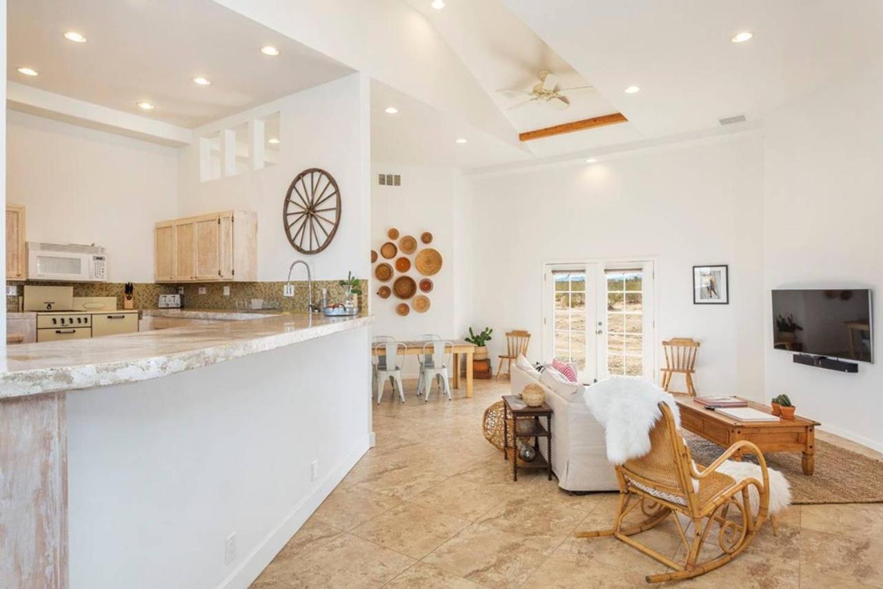 Willa The Farmhouse Retreat: 5 Acres, Hot Tub, Sleeps 10, Ac Joshua Tree Zewnętrze zdjęcie